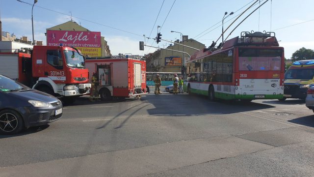 Wjechała na czerwonym na ruchliwe skrzyżowanie. Doprowadziła do zderzenia trzech pojazdów (zdjęcia)