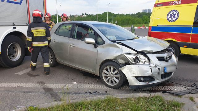 Po raz czwarty w tym tygodniu. Kolejne zderzenie pojazdów na rondzie z pniakiem (zdjęcia)