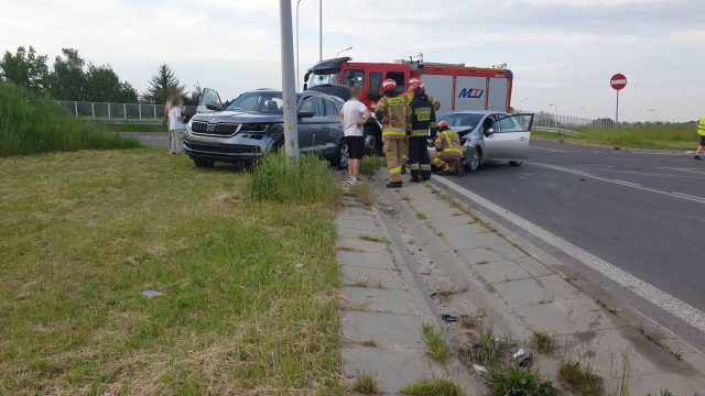 Po raz czwarty w tym tygodniu. Kolejne zderzenie pojazdów na rondzie z pniakiem (zdjęcia)