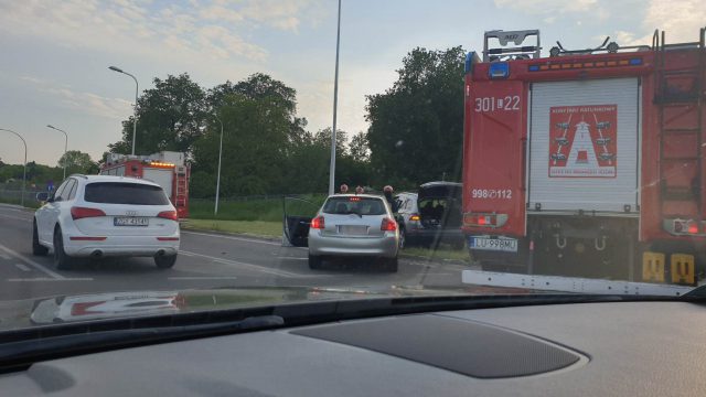 Po raz czwarty w tym tygodniu. Kolejne zderzenie pojazdów na rondzie z pniakiem (zdjęcia)