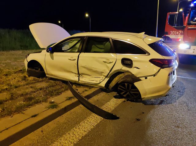 Na rondzie z pniakiem znów zderzyły się pojazdy. Trzeci raz w tym tygodniu (zdjęcia, wideo)