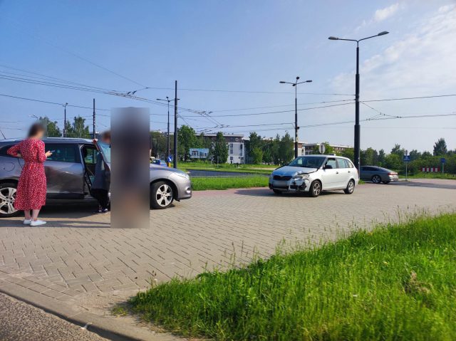 Zderzenie renaulta ze skodą na rondzie. Pojazdy opuściły skrzyżowanie (zdjęcia)