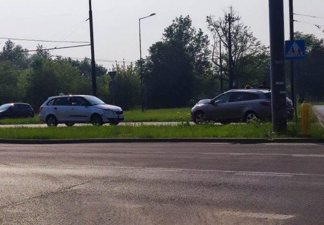 Zderzenie renaulta ze skodą na rondzie. Pojazdy opuściły skrzyżowanie (zdjęcia)