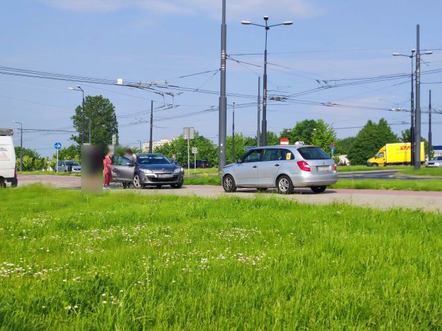 Zderzenie renaulta ze skodą na rondzie. Pojazdy opuściły skrzyżowanie (zdjęcia)