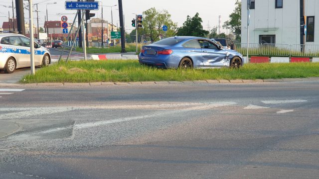 Wjechała na skrzyżowanie nie zwracając uwagi na światła. To nie mogło się dobrze skończyć (zdjęcia)