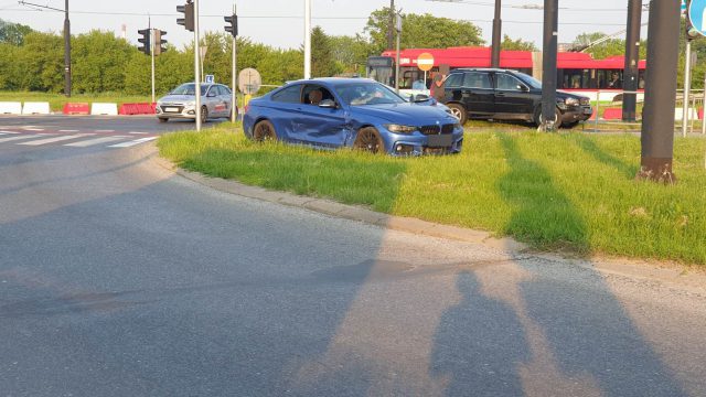 Wjechała na skrzyżowanie nie zwracając uwagi na światła. To nie mogło się dobrze skończyć (zdjęcia)