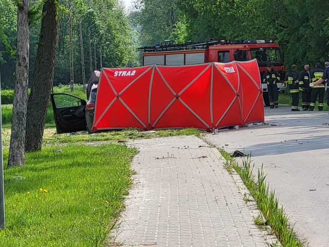 Tragiczny wypadek na lokalnej drodze. Podróżujące jednośladem małżeństwo zginęło na miejscu (zdjęcia)