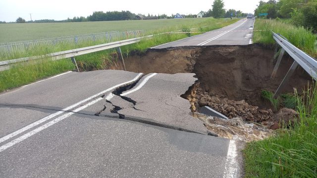 Miesiąc ma potrwać naprawa zerwanej drogi wojewódzkiej. Prace ruszą w poniedziałek (zdjęcia)