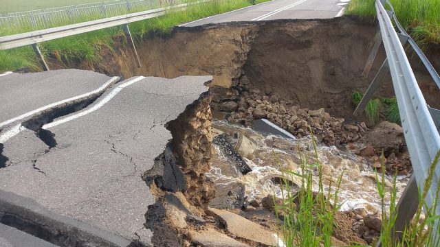 Miesiąc ma potrwać naprawa zerwanej drogi wojewódzkiej. Prace ruszą w poniedziałek (zdjęcia)