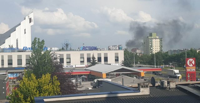 Czarny dym nad Lublinem. Na jednym z parkingów spłonął samochód (foto, wideo)