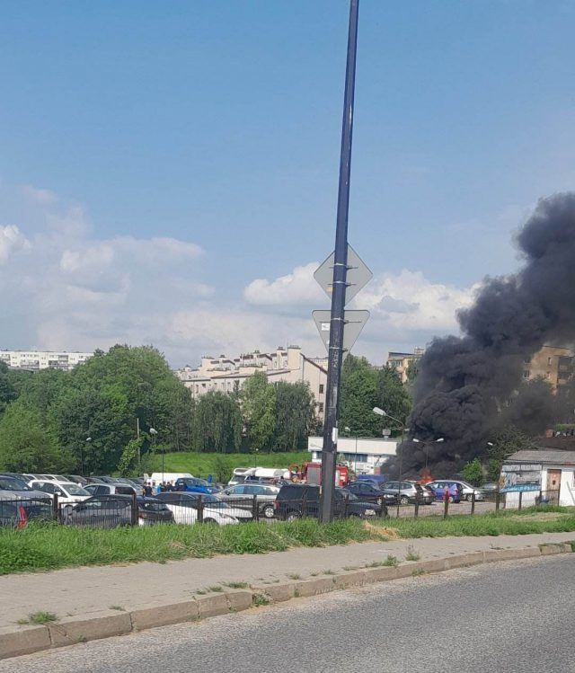 Czarny dym nad Lublinem. Na jednym z parkingów spłonął samochód (foto, wideo)