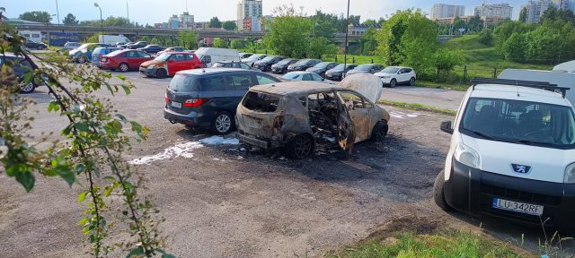 Czarny dym nad Lublinem. Na jednym z parkingów spłonął samochód (foto, wideo)