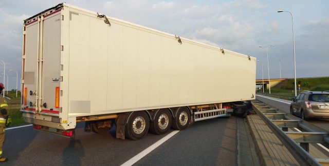 Ciężarówka uderzyła w bariery na obwodnicy Lublina. Są utrudnienia w ruchu (zdjęcia)