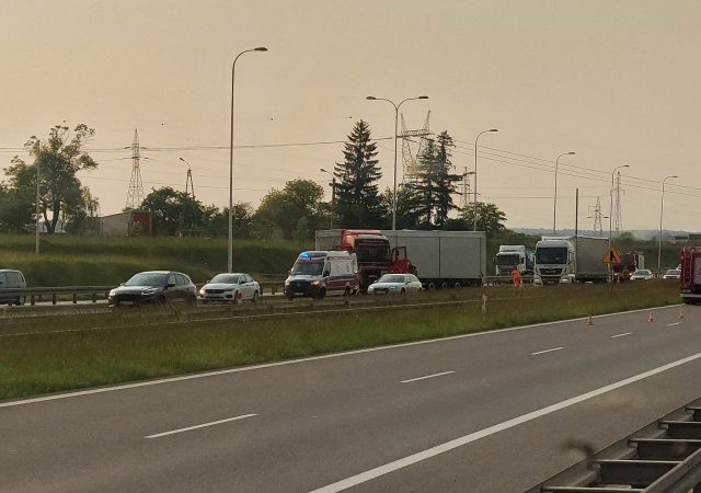 Ciężarówka uderzyła w bariery na obwodnicy Lublina. Są utrudnienia w ruchu (zdjęcia)