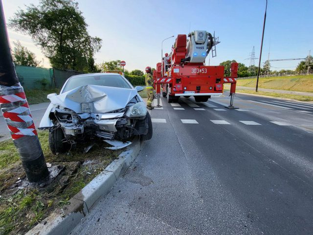 Opel wypadł z jezdni i uderzył w słup latarni. Trwa ustalanie przyczyn kolizji (zdjęcia)
