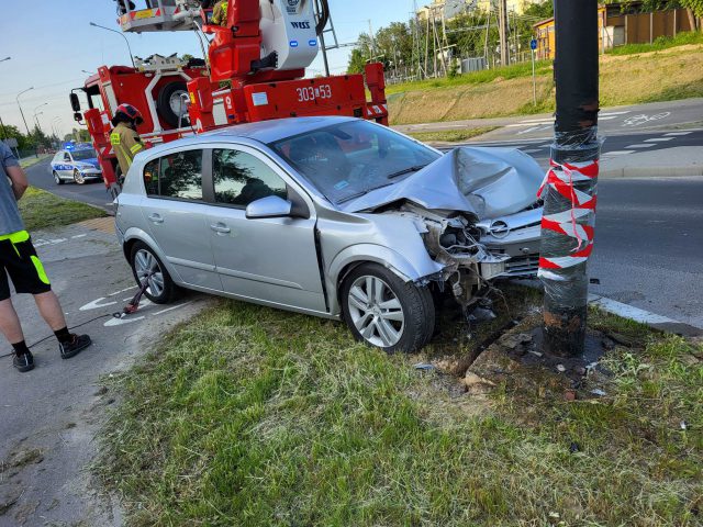 Opel wypadł z jezdni i uderzył w słup latarni. Trwa ustalanie przyczyn kolizji (zdjęcia)