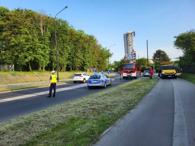 Opel wypadł z jezdni i uderzył w słup latarni. Trwa ustalanie przyczyn kolizji (zdjęcia)