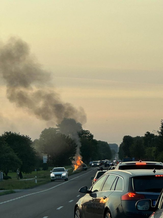 Wypadek na trasie Lublin – Zamość, auto stanęło w płomieniach. Trwa akcja ratunkowa (zdjęcia)