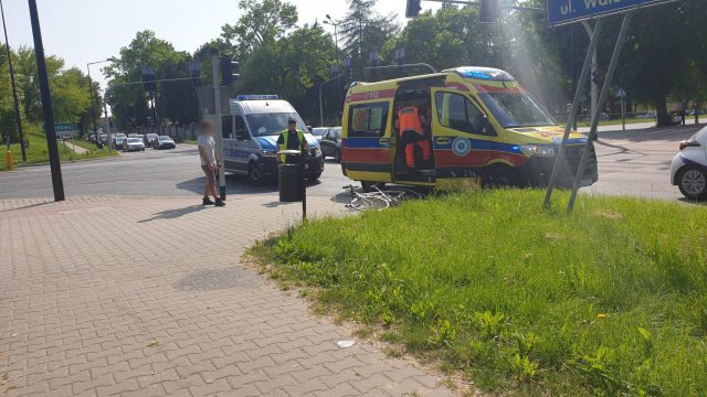 Przejeżdżał na drugą stronę ulicy. W rowerzystę wjechał kierowca volkswagena (zdjęcia)