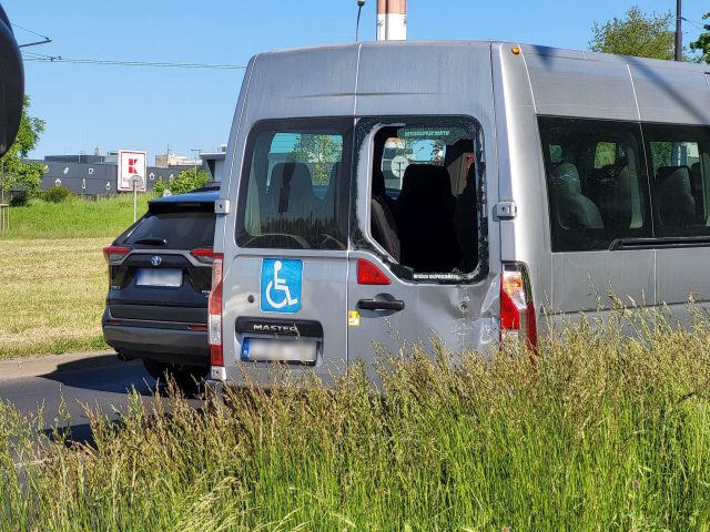 Wjechał autobusem w busa. Na szczęście nikt nie odniósł obrażeń (zdjęcia)