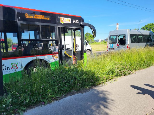 Wjechał autobusem w busa. Na szczęście nikt nie odniósł obrażeń (zdjęcia)