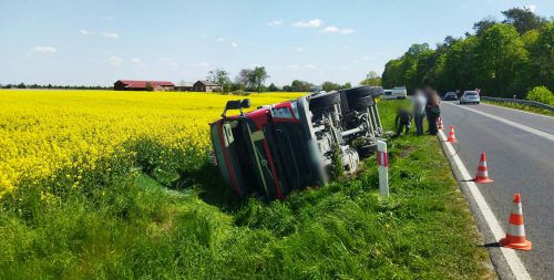 Na trasie Lublin – Łęczna pojazd ciężarowy wypadł z drogi i przewrócił się (zdjęcia)