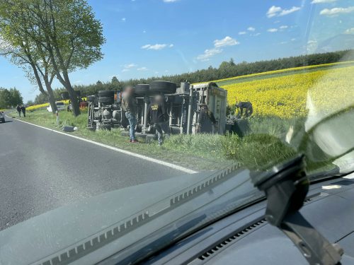 Na trasie Lublin – Łęczna pojazd ciężarowy wypadł z drogi i przewrócił się (zdjęcia)