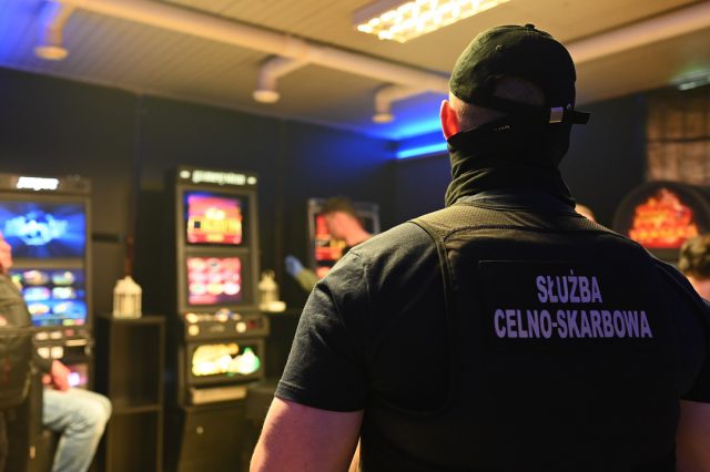 W jeden tydzień zarekwirowali 15 nielegalnych automatów do gier hazardowych oraz zatrzymali trzy osoby (wideo, zdjęcia)