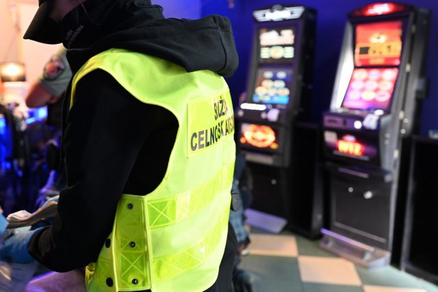 W jeden tydzień zarekwirowali 15 nielegalnych automatów do gier hazardowych oraz zatrzymali trzy osoby (wideo, zdjęcia)