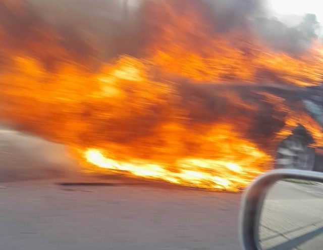 Poranny pożar auta osobowego na drodze wojewódzkiej nr 747 (zdjęcia)