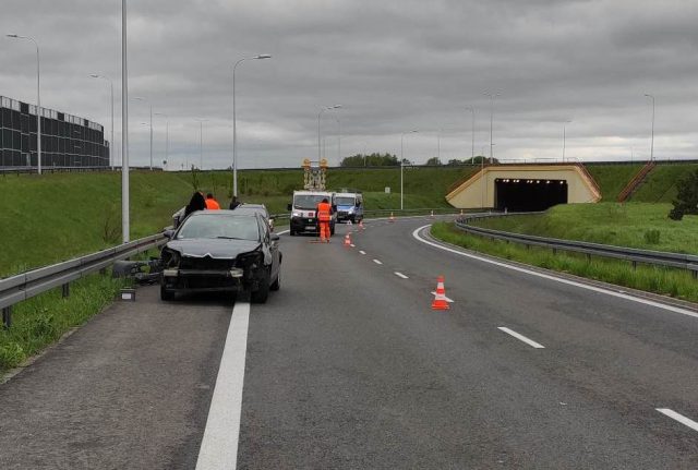 Samochód osobowy uderzył w bariery energochłonne na obwodnicy Lublina. Zablokowany jeden pas ruchu (zdjęcia)