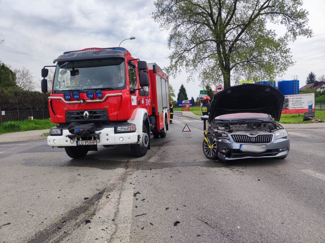 Utrudnienia w ruchu na trasie Lublin – Nałęczów po zderzeniu dwóch pojazdów. Jedna osoba w szpitalu (zdjęcia)