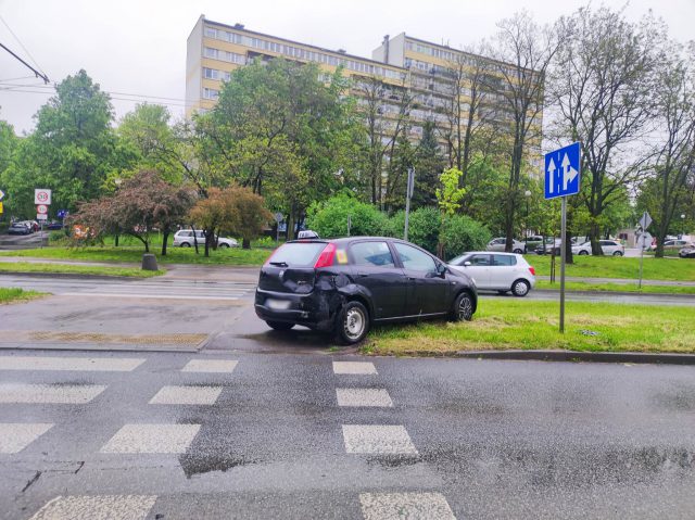 Z impetem wjechał w auta stojące przed przejściem dla pieszych. Spore utrudnienia w ruchu na ul. Filaretów (zdjęcia)