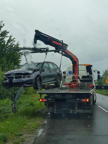 BMW powiadomiło służby o wypadku. Kierujący był pijany, ale to nie wszystko (zdjęcia)