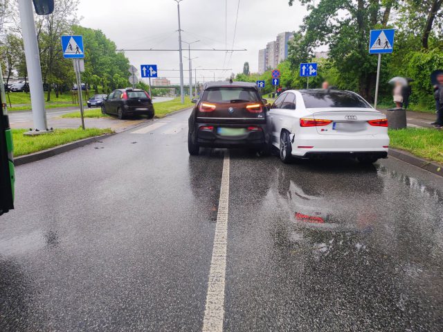 Z impetem wjechał w auta stojące przed przejściem dla pieszych. Spore utrudnienia w ruchu na ul. Filaretów (zdjęcia)