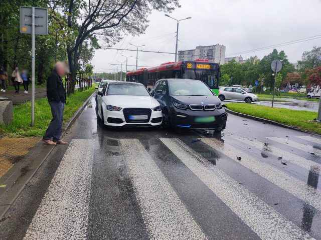 Z impetem wjechał w auta stojące przed przejściem dla pieszych. Spore utrudnienia w ruchu na ul. Filaretów (zdjęcia)