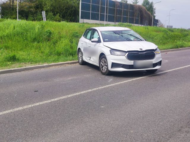 Obywatel Ukrainy nie patrzył na znaki. Opel zderzył się ze skodą, jedno z aut dachowało (zdjęcia)