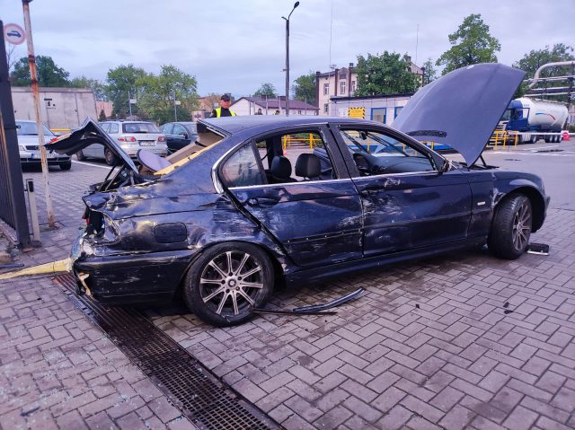 Zderzenie trzech pojazdów na ul. Krochmalnej. Jedna osoba była zakleszczona we wraku auta (wideo, zdjęcia)