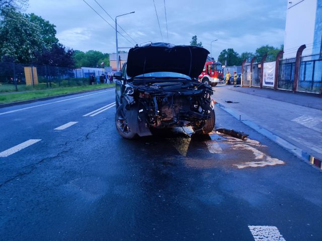 Zderzenie trzech pojazdów na ul. Krochmalnej. Jedna osoba była zakleszczona we wraku auta (wideo, zdjęcia)