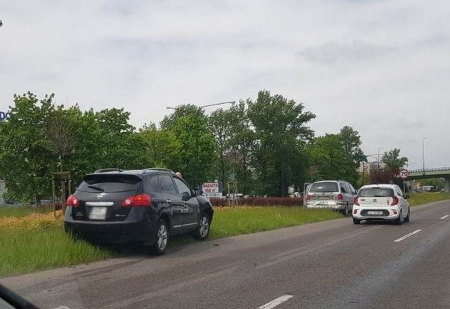 Zderzenie pojazdów przed przejściem dla pieszych na al. Witosa (zdjęcia)