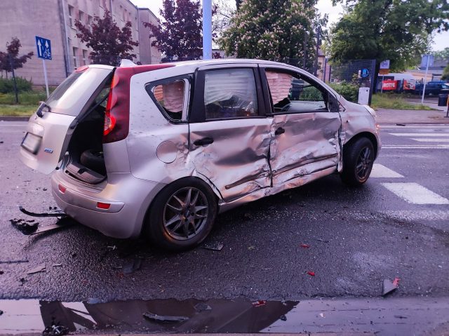 Zderzenie trzech pojazdów na ul. Krochmalnej. Jedna osoba była zakleszczona we wraku auta (wideo, zdjęcia)