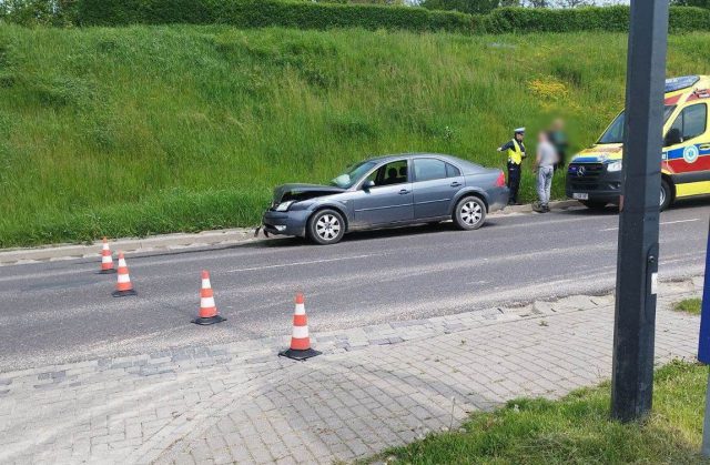 Zablokowana ulica Wojciechowska po zderzeniu dwóch pojazdów osobowych (zdjęcia)