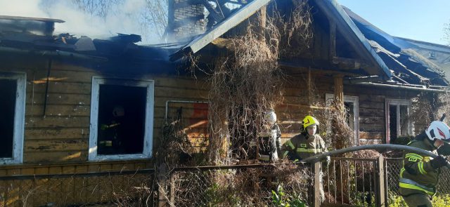 Podpalenie wstępną przyczyną pożaru domu. Działania strażaków trwały ponad 7 godzin (zdjęcia)