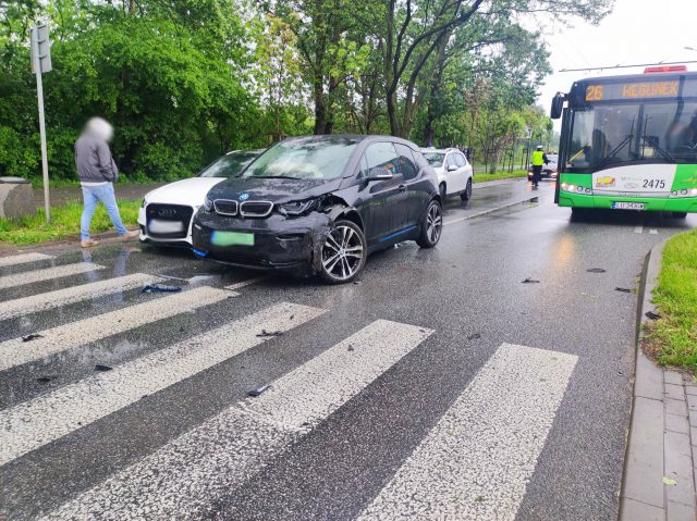 Z impetem wjechał w auta stojące przed przejściem dla pieszych. Spore utrudnienia w ruchu na ul. Filaretów (zdjęcia)