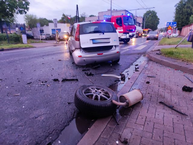 Zderzenie trzech pojazdów na ul. Krochmalnej. Jedna osoba była zakleszczona we wraku auta (wideo, zdjęcia)