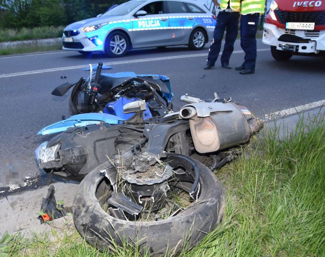 Motocyklista uderzył w latarnię i betonowy słup. 26-latek zginął na miejscu (zdjęcia)