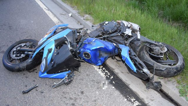 Motocyklista uderzył w latarnię i betonowy słup. 26-latek zginął na miejscu (zdjęcia)