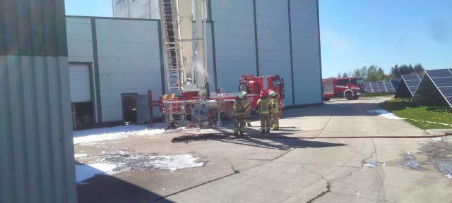 Strażacy walczą z pożarem hali na terenie zakładu produkcyjnego (zdjęcia)