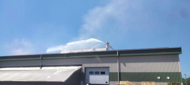 Strażacy walczą z pożarem hali na terenie zakładu produkcyjnego (zdjęcia)