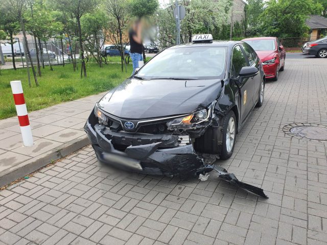 Wymuszenie pierwszeństwa i zderzenie trzech pojazdów. Mamy nagranie momentu kolizji (wideo, zdjęcia)